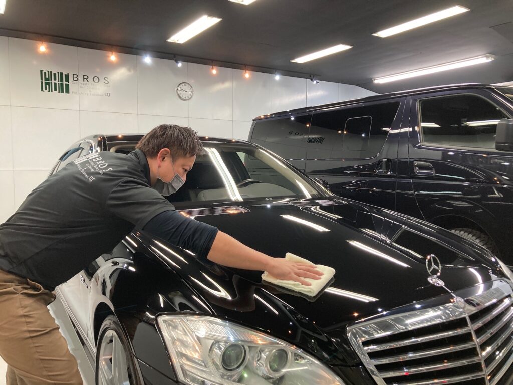 メルセデス・ベンツ・Ｓクラス：クラスＭ施工：仕上げ作業工程：コーティング剤を塗布後、レベリングしている様子