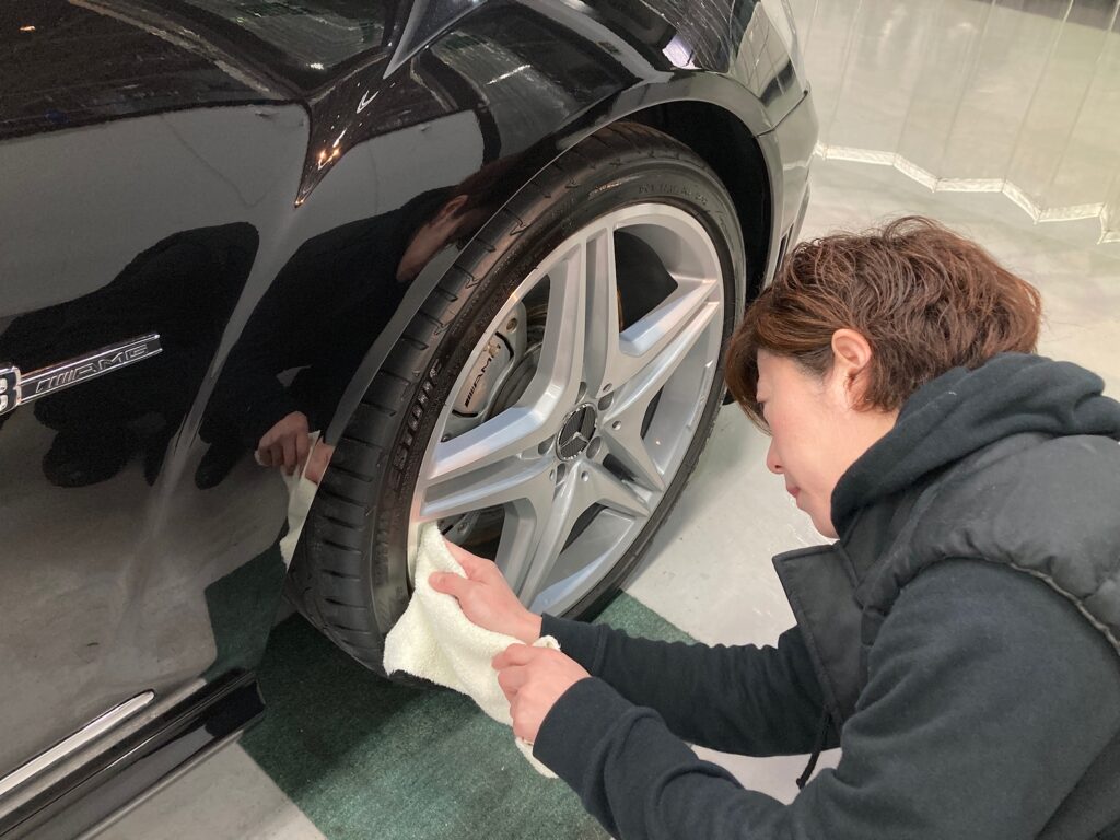 メルセデス・ベンツ・Ｓクラス：クラスＭ施工：仕上げ作業工程：ホイールを拭き上げている様子