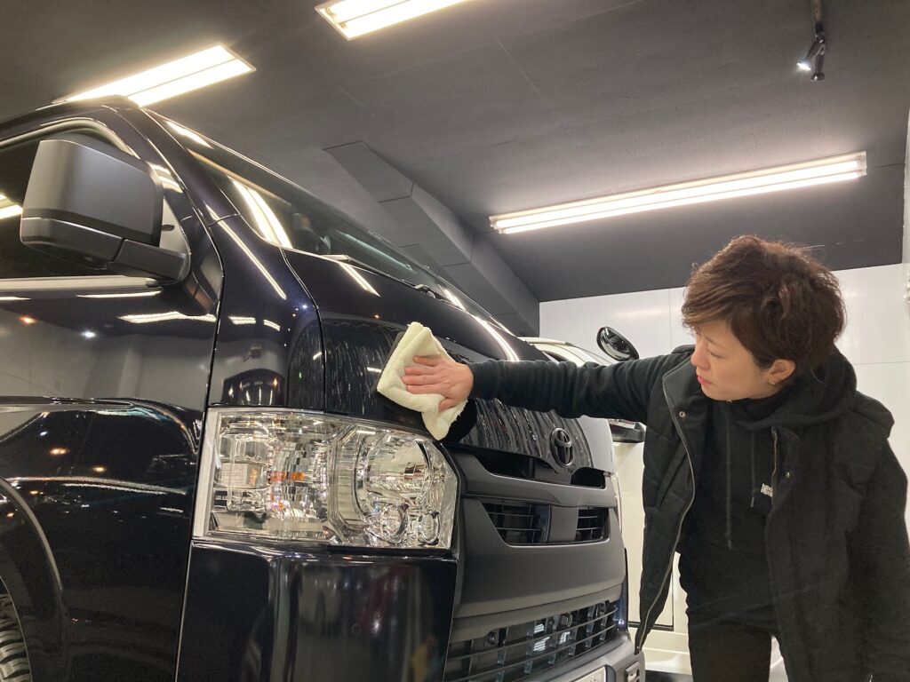 トヨタ・ハイエース：クラスＭ施工：仕上げ作業工程：コーティング剤を塗布後、レベリングしている様子