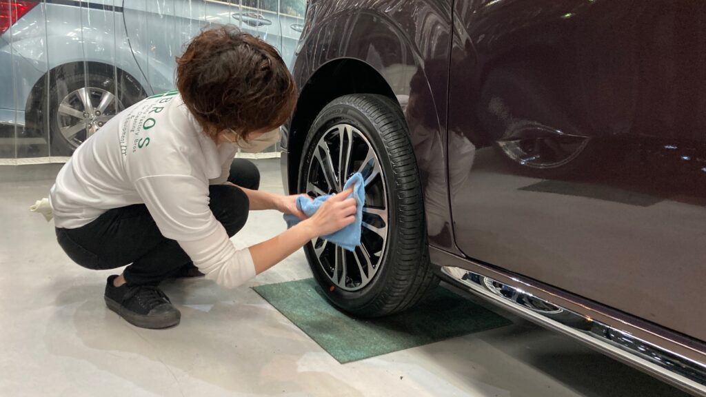 ダイハツ・キャスト：クラスM施工：仕上げ作業工程：ホイールを拭き上げている様子