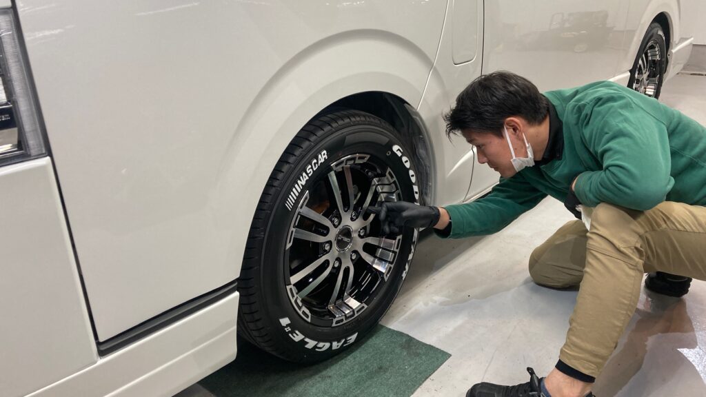 トヨタ・ハイエース：クラスM施工：仕上げ作業工程：ホイールを拭き上げてチェックしている様子