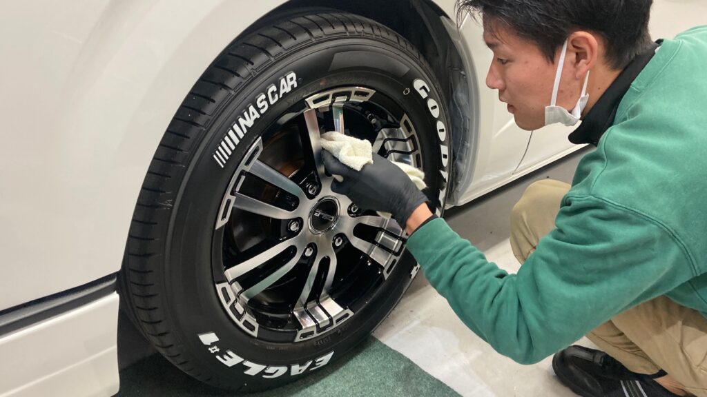 トヨタ・ハイエース：クラスM施工：仕上げ作業工程：ホイールを拭き上げている様子