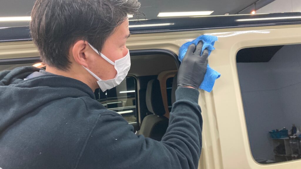 スズキ・ジムニー：クラスＭ施工：仕上げ作業工程：エッジ部を拭き上げている様子