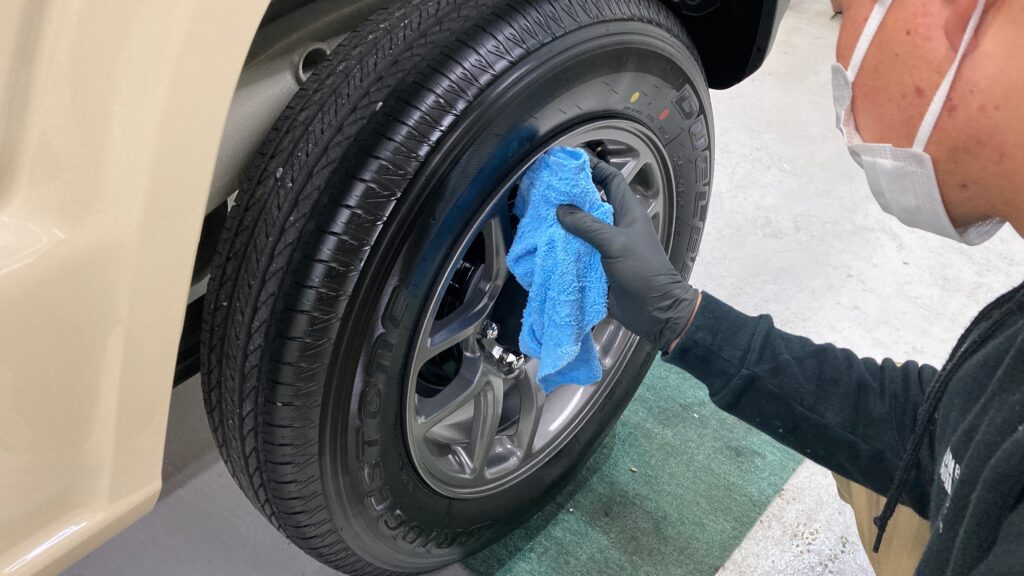 スズキ・ジムニー：クラスＭ施工：仕上げ作業工程：ホイールを拭き上げている様子