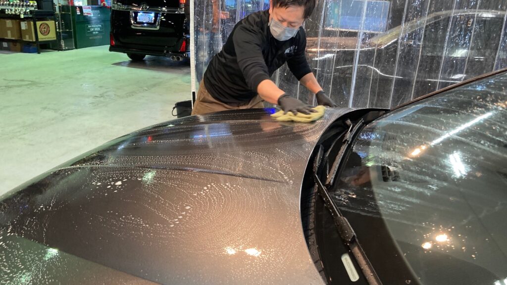 アウディ・A3スポーツバック：クラスM施工：下地処理工程：ボディを洗車している様子