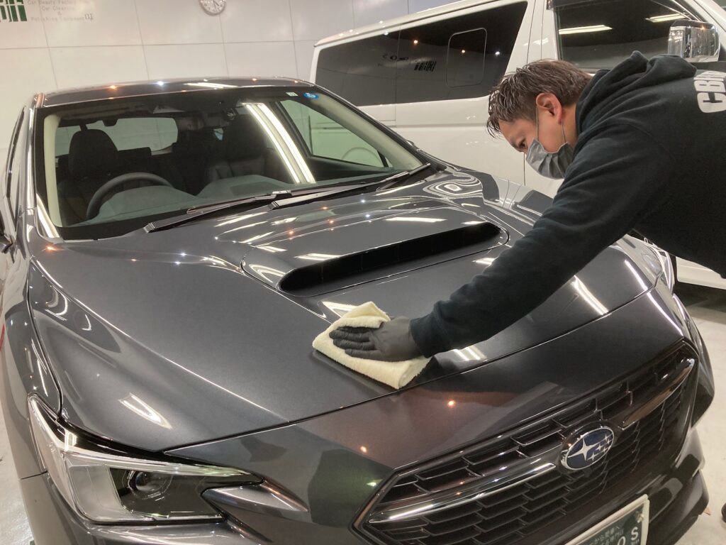 スバル・レヴォーグ：クラスM施工：仕上げ作業工程：コーティング剤を塗布後、レベリングしている様子１
