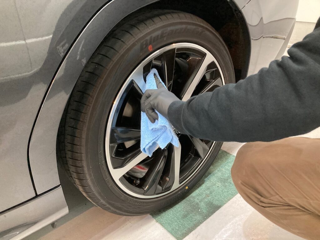 スバル・レヴォーグ：クラスM施工：仕上げ作業工程：ホイールを拭き上げている様子