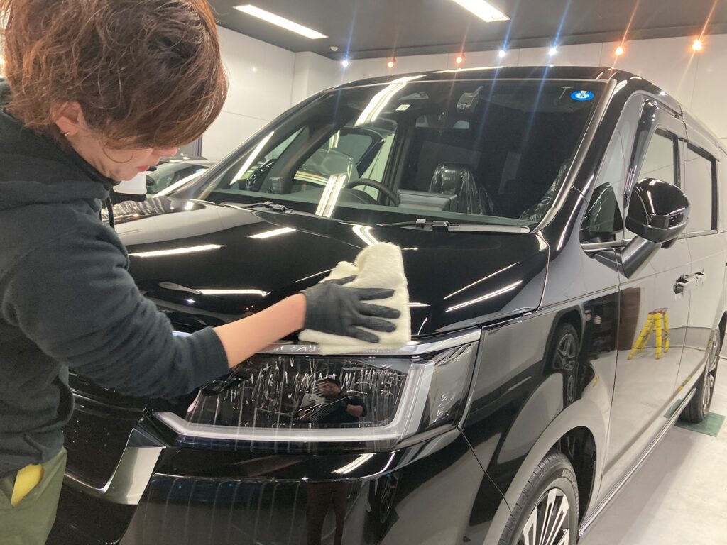 ホンダ・ステップワゴン：クラスM施工：仕上げ作業工程：コーティング剤を塗布しレベリングしている様子