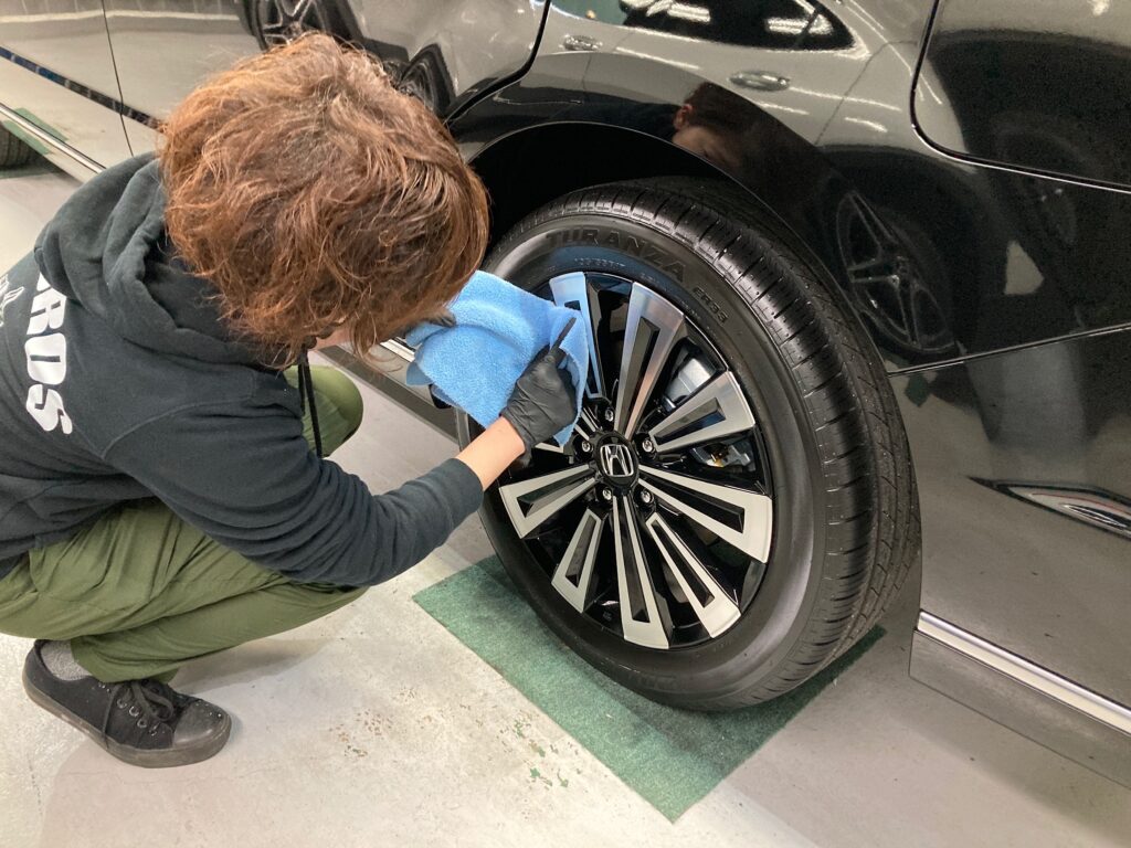 ホンダ・ステップワゴン：クラスM施工：仕上げ作業工程：ホイールを拭き上げている様子