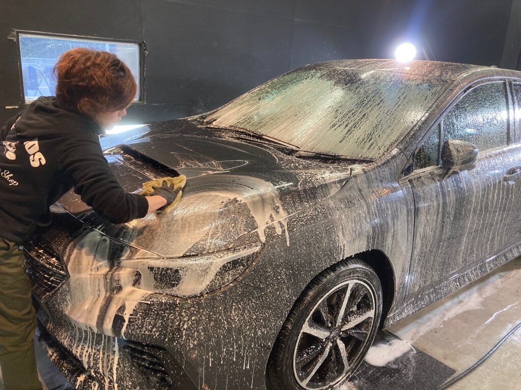 スバル・レヴォーグ：クラスM施工：下地処理工程：ボディを洗車している様子