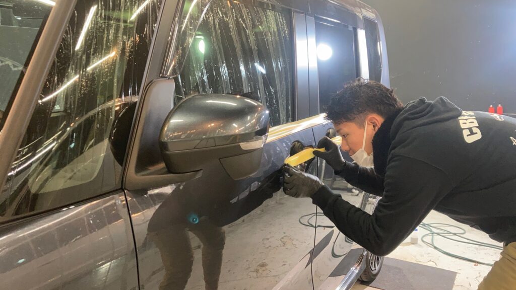 ダイハツ・タント：クラスM施工：下地処理工程：マスキングテープを貼っている様子