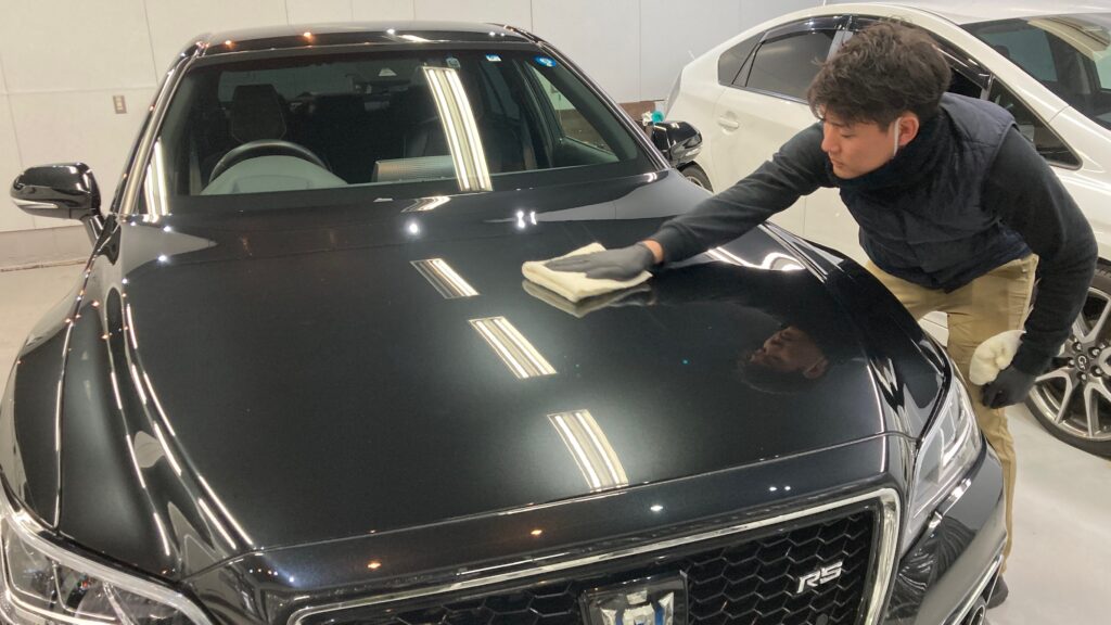 トヨタ・クラウン：ガラスコーティング施工：仕上げ作業工程：コーティング剤を塗布し、レベリングしている様子２