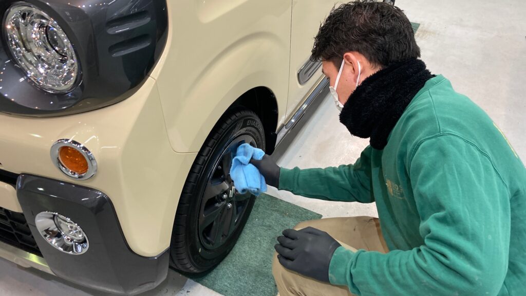 スズキ・スペーシアギア：仕上げ作業工程：ホイールを拭きあげている様子