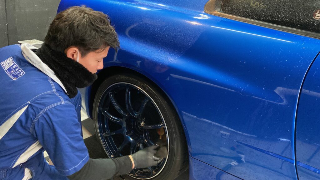 日産・R34GT-R：クラスM施工：下地処理工程：ホイールを洗浄している様子