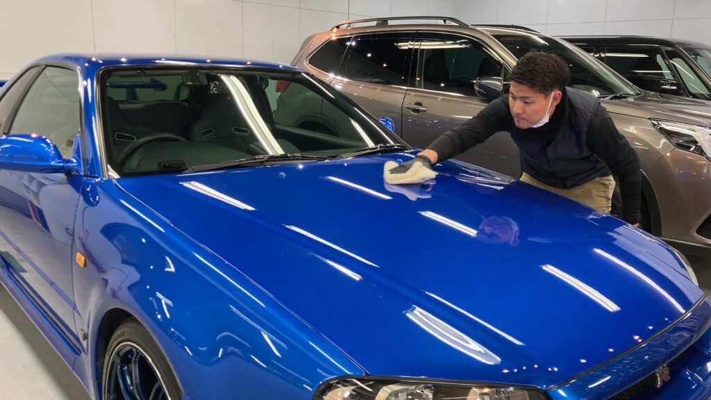 日産・R34GT-R：クラスM施工：仕上げ作業工程：コーティング剤を塗布、レベリングしている様子３