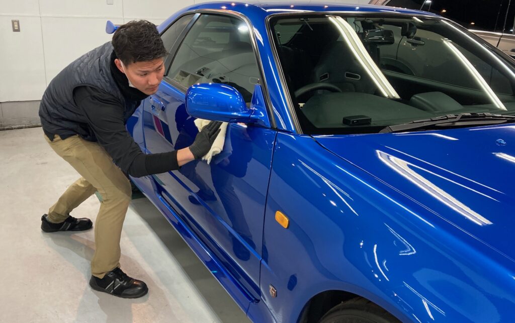 日産・R34GT-R：クラスM施工：仕上げ作業工程：コーティング剤を塗布、レベリングしている様子２