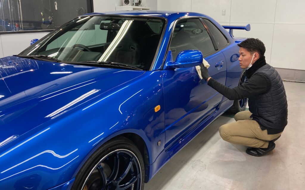 日産・R34GT-R：クラスM施工：仕上げ作業工程：コーティング剤を塗布、レベリングしている様子１