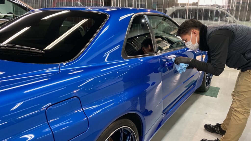 日産・R34GT-R：クラスM施工：仕上げ作業工程：細部を拭き上げている様子