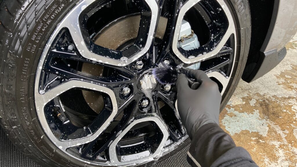 スズキ・スイフトスポーツ：クラスM施工：下地処理工程：ホイールを洗浄している様子