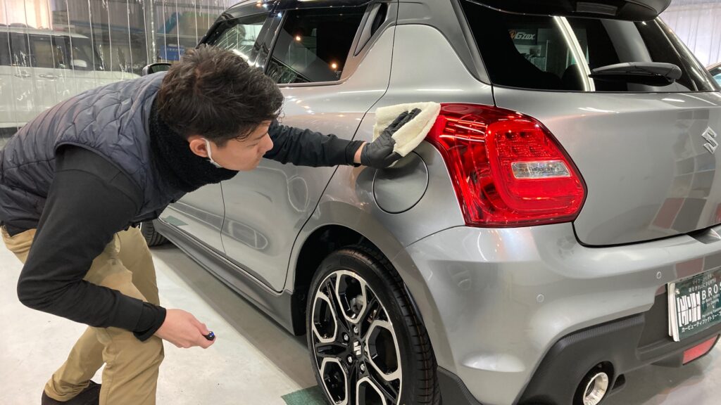 スズキ・スイフトスポーツ：クラスM施工：仕上げ作業工程：コーティング剤を塗布しレベリングしている様子２