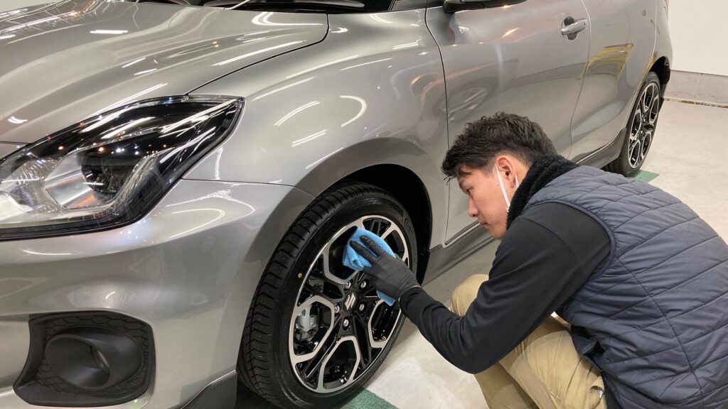 スズキ・スイフトスポーツ：クラスM施工：仕上げ作業工程：ホイールを拭き上げている様子