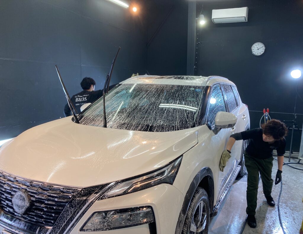 日産・エクストレイル：クラスM施工：下地処理工程：ボディを洗車している様子