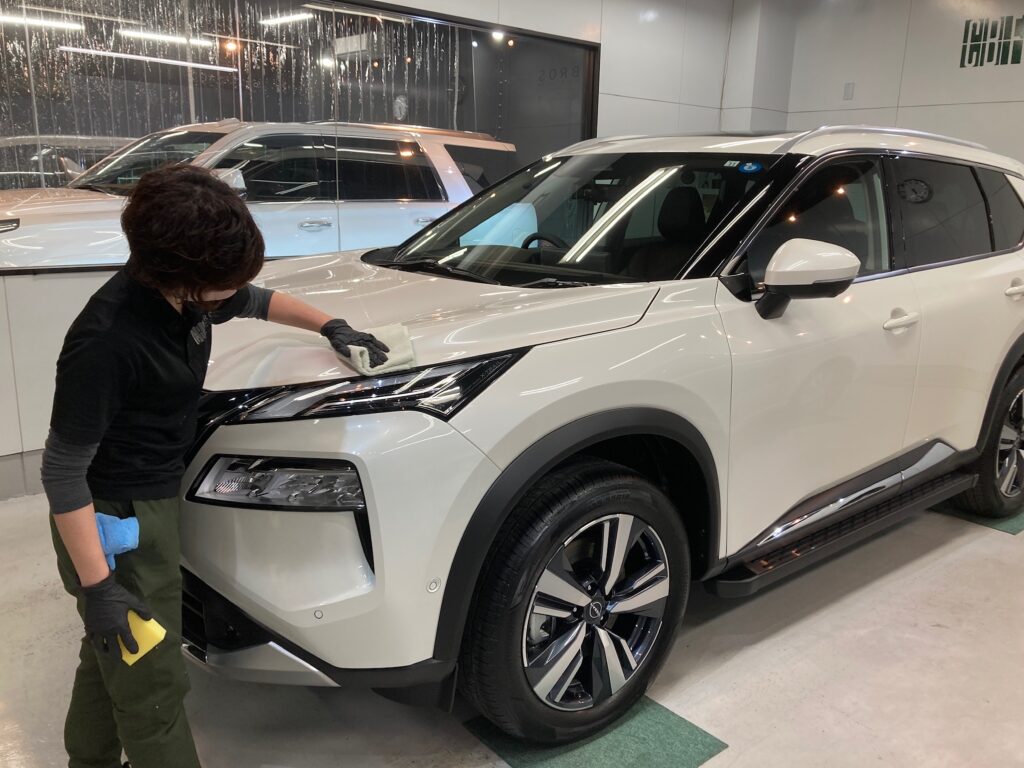 日産・エクストレイル：クラスM施工：仕上げ作業工程：コーティング剤を塗布後、レベリングしている様子