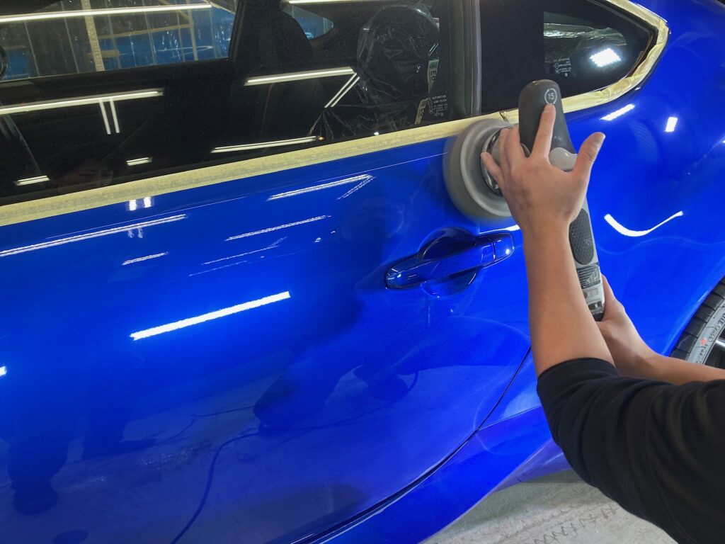 スバル・ＢＲＺ：クラスＭ施工：下地処理工程：研磨している様子２