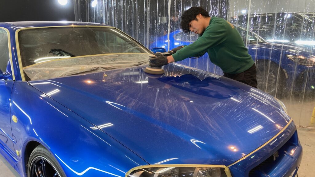 日産・R34GT-R：クラスM施工：下地処理工程：研磨している様子