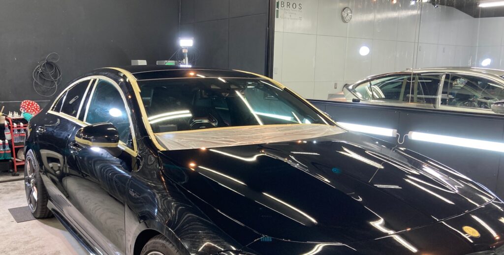 メルセデス・ベンツ・ＣＬＡ：セラミックコーティング施工：下地処理工程：マスキングテープを貼っている様子