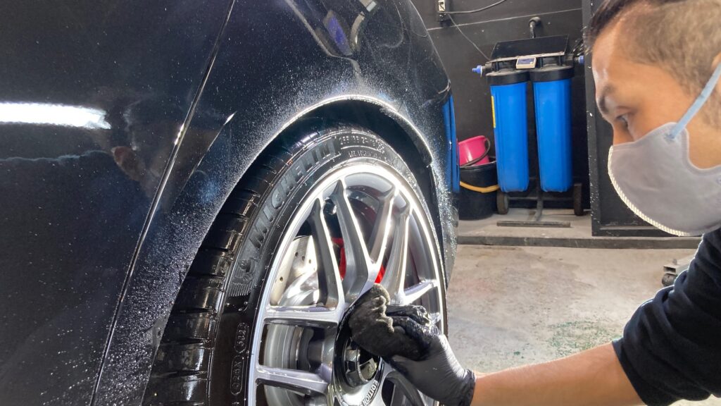 メルセデス・ベンツ・ＣＬＡ：セラミックコーティング施工：下地処理工程：ホイールを洗浄している様子
