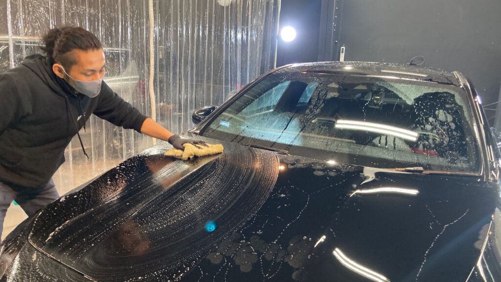 メルセデス・ベンツ・ＣＬＡ：セラミックコーティング施工：下地処理工程：ボディを洗車している様子