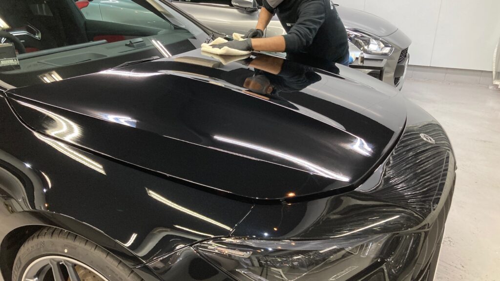 メルセデス・ベンツ・ＣＬＡ：セラミックコーティング施工：仕上げ作業工程：レベリングしている様子２