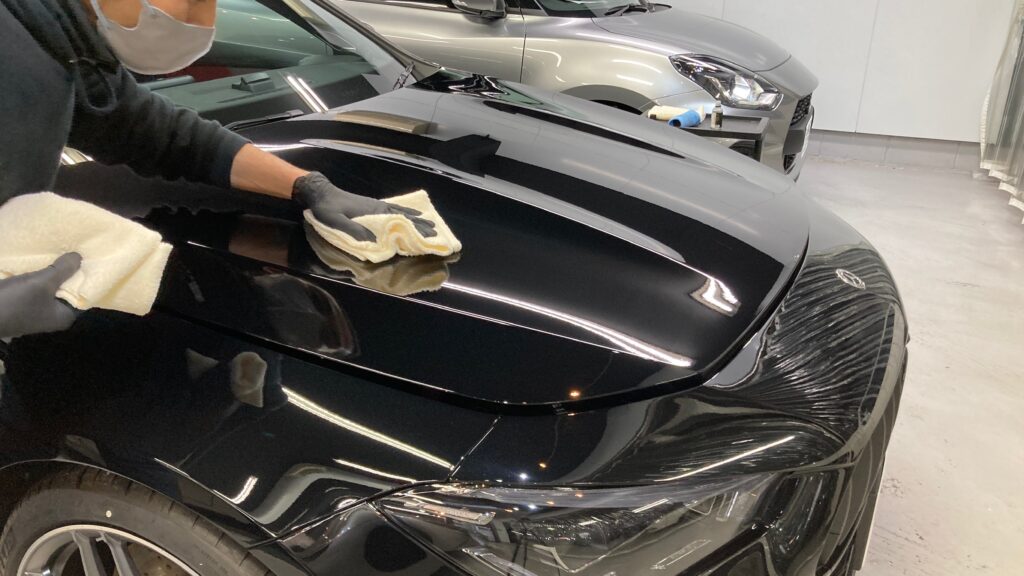 メルセデス・ベンツ・ＣＬＡ：セラミックコーティング施工：仕上げ作業工程：レベリングしている様子１