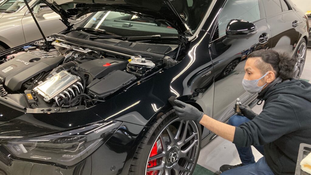 メルセデス・ベンツ・ＣＬＡ：セラミックコーティング施工：仕上げ作業工程：コーティング剤を塗布している様子