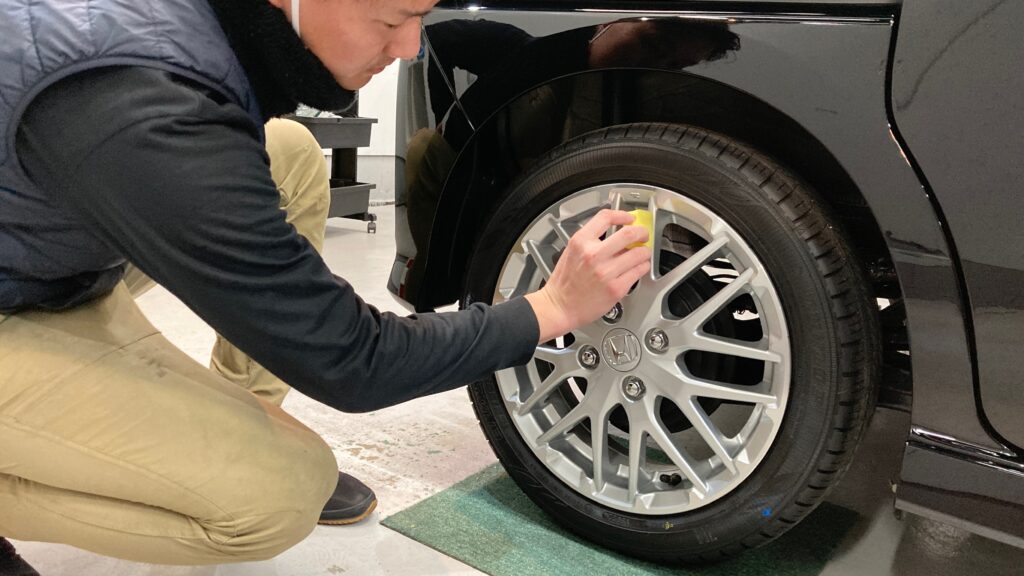 ホンダ・N-BOX：クラスM施工：仕上げ作業工程：愛車パック、ホイールコーティング施工の様子