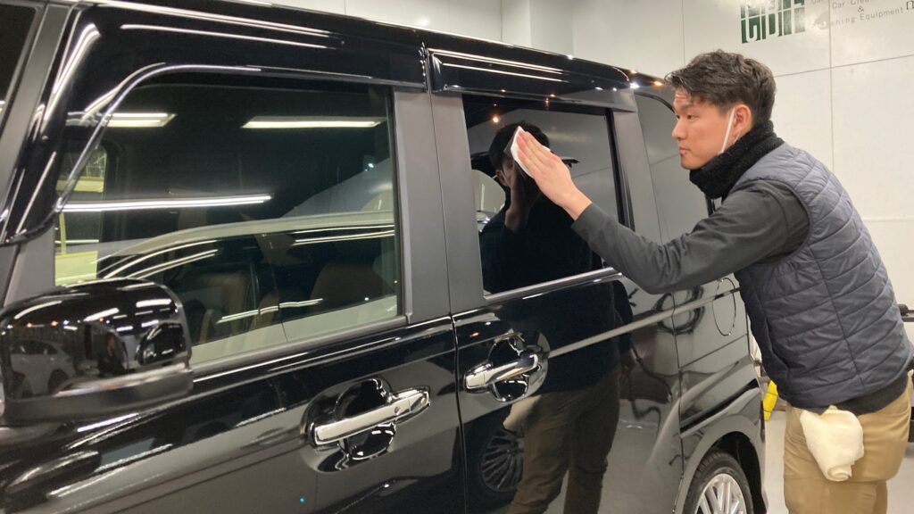 ホンダ・N-BOX：クラスM施工：仕上げ作業工程：愛車パック、ウィンドウ撥水施工の様子