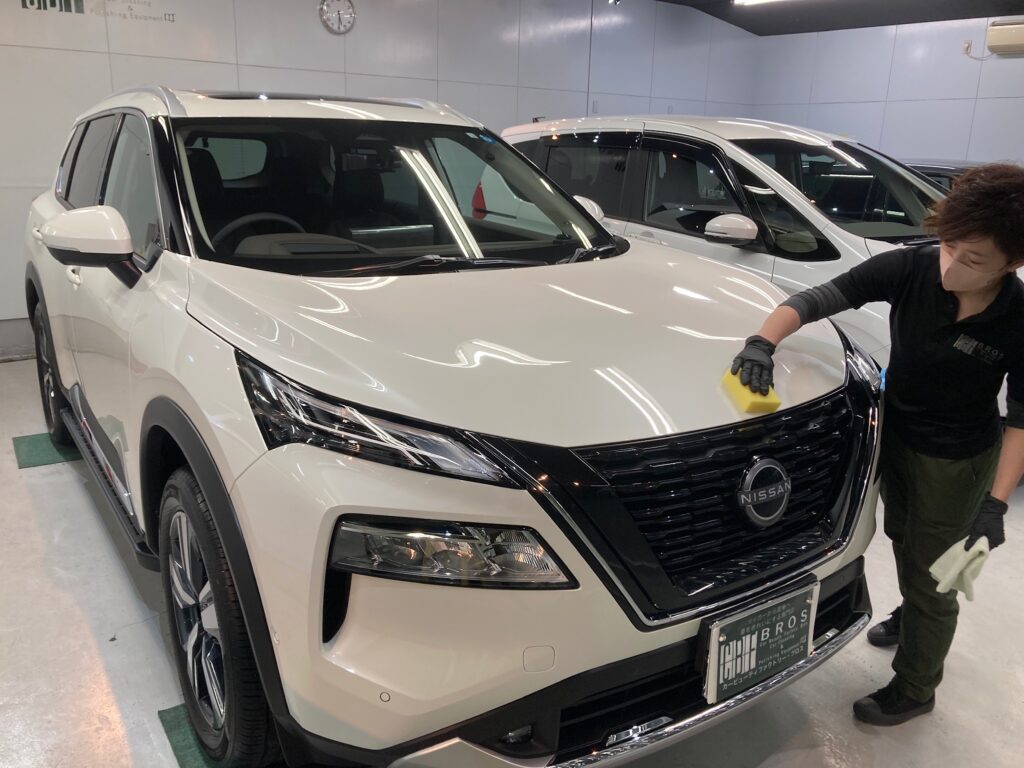 日産・エクストレイル：クラスM施工：仕上げ作業工程：コーティング剤を塗布している様子