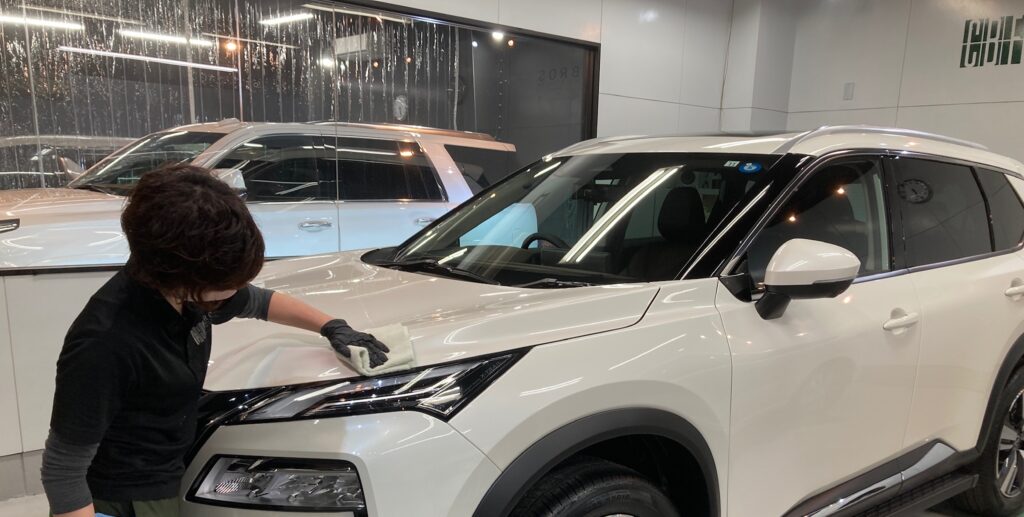 日産・エクストレイル：クラスM施工：仕上げ作業工程：コーティング剤を塗布後、レベリングしている様子