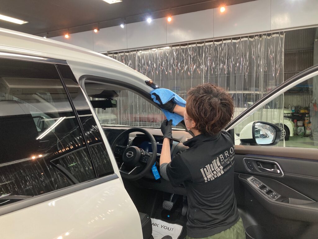 日産・エクストレイル：クラスM施工：仕上げ作業工程：エッジを拭き上げている様子