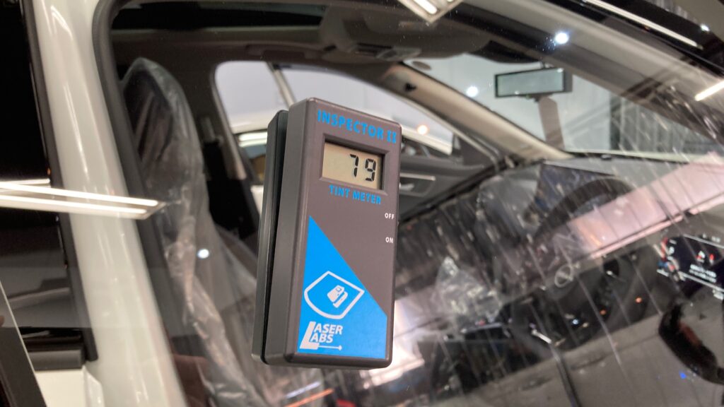 日産・エクストレイル：カーフィルム施工：透過率をチェックしている様子
