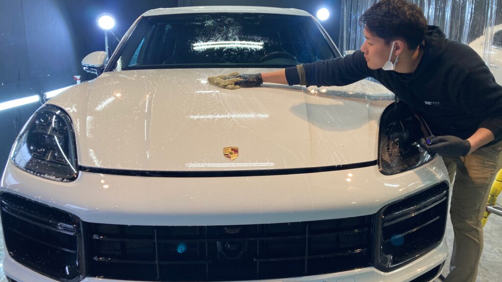 ポルシェ・カイエン：セラミックコーティング施工：下地処理工程：ボディ洗車の様子