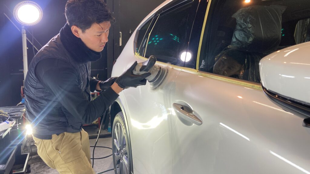 マツダ・CX-60：クラスM施工：下地処理工程：研磨の様子２