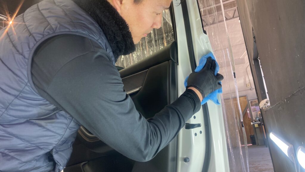 マツダ・CX-60：クラスM施工：仕上げ作業工程：エッジ部を拭きあげている様子