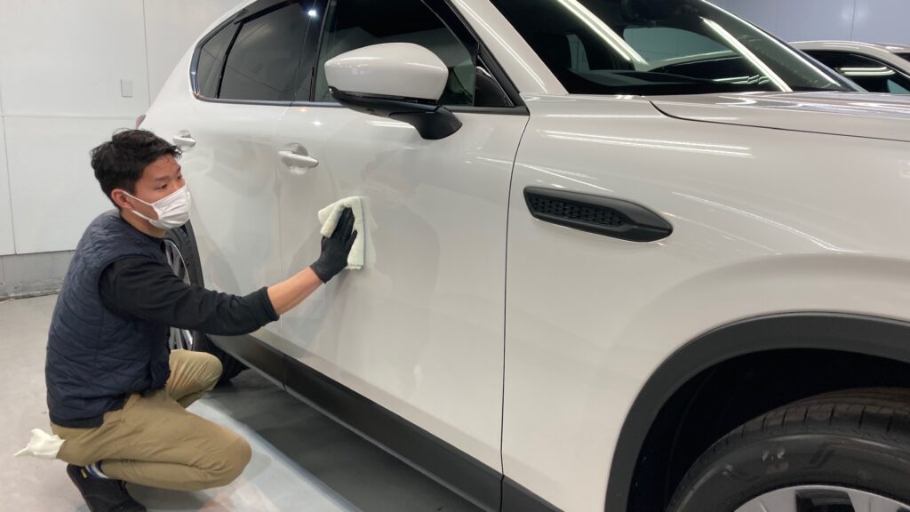 マツダ・CX-60：クラスM施工：仕上げ作業工程：コーティング剤を塗布後、レベリングしている様子１