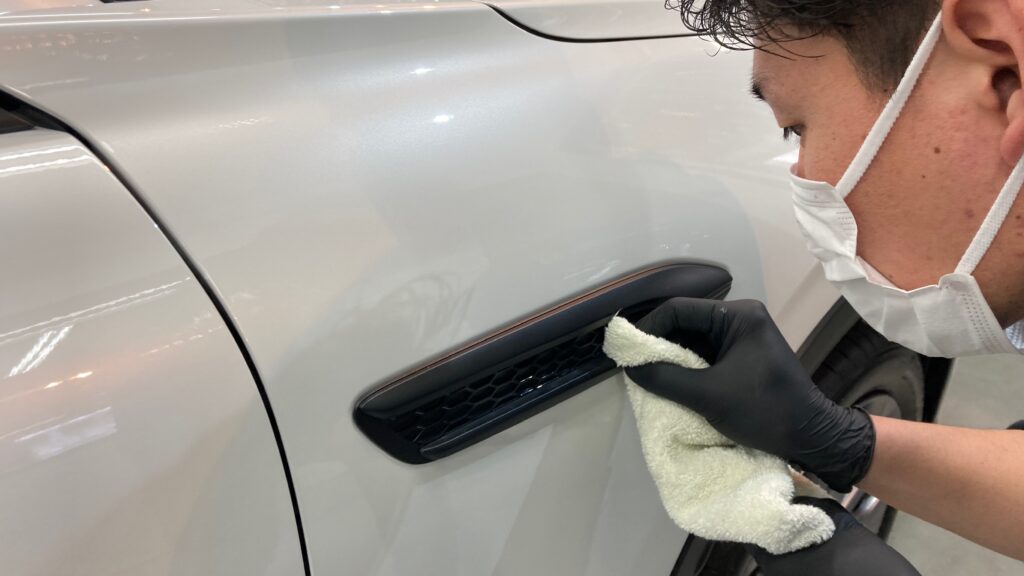 マツダ・CX-60：クラスM施工：仕上げ作業工程：エッジ部を拭きあげている様子２