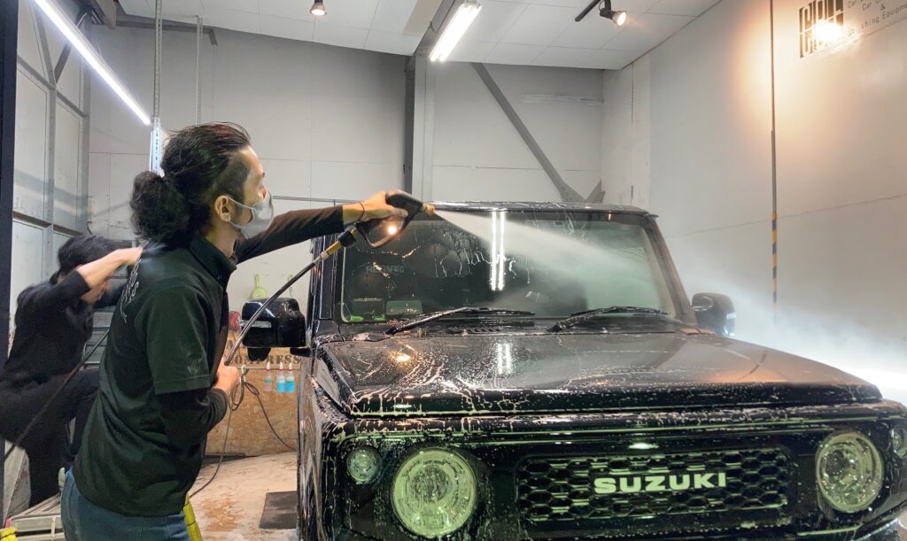 スズキ・ジムニー：セラミックコーティング施工：下地処理工程：洗車の様子