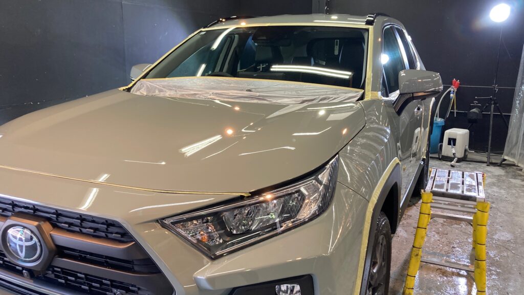 トヨタ・RAV4：クラスM施工：下地処理工程：マスキングテープを貼り、研磨している様子