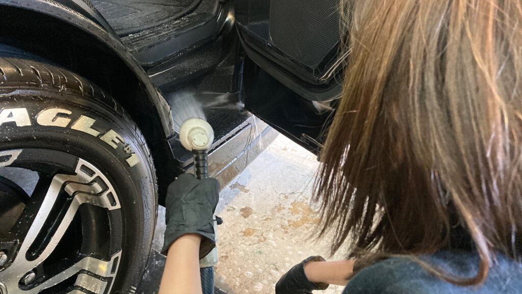トヨタ・ハイエース：クラスM施工：下地処理工程：エッジを洗浄している様子