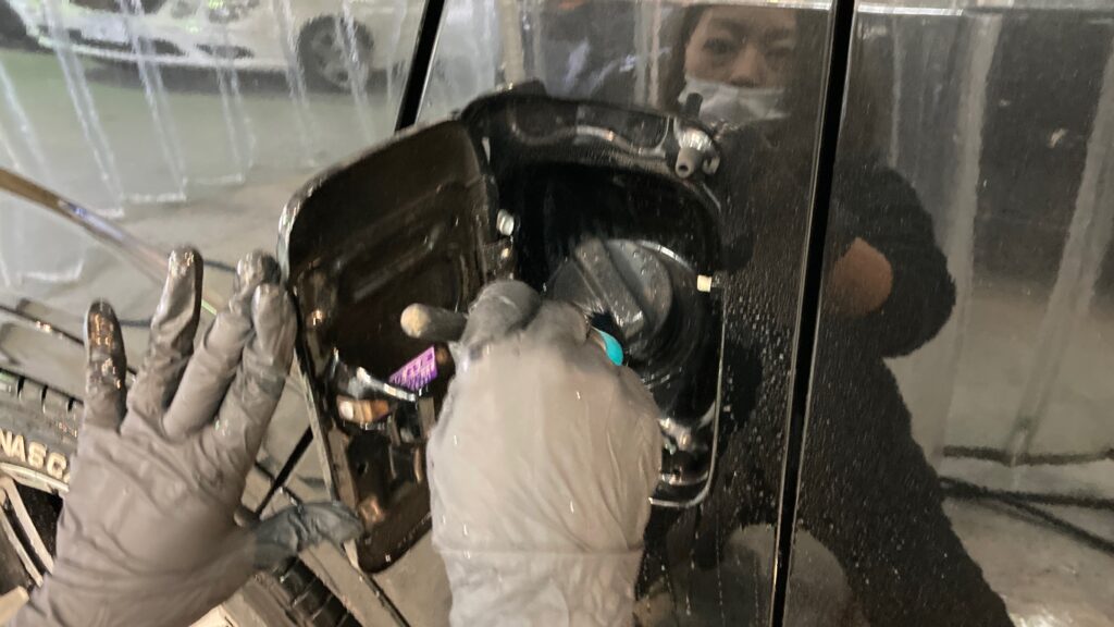 トヨタ・ハイエース：クラスM施工：下地処理工程：給油口を洗浄している様子
